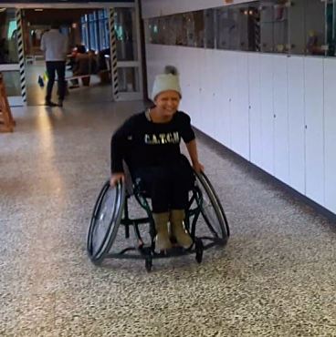 Schülerin im Sportrollstuhl