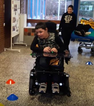 Schüler im Elektrorollstuhl im Parcours