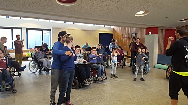 Schülerinnen und Schülern üben gemeinsam die Performance mit Bodykick