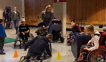 Schülerinnen und Schüler bei der Vorbereitung zum Rennen