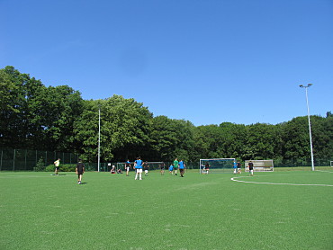 Fußball spielende Schüler