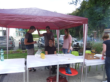 Gute Stimmung am Bratwurststand auf dem Schulhof.