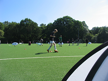 Schüler beim Dribbeltraining