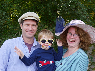 Familie mit einem Kind auf dem Arm