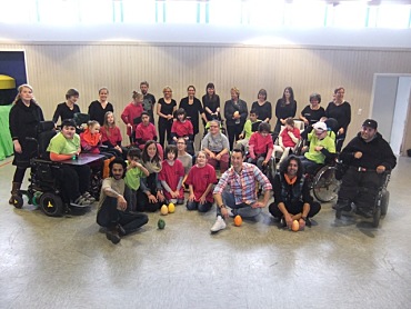 alle Teilnehmer und Teilnehmerinnen mit den Teamern nach dem Auftritt in der Halle