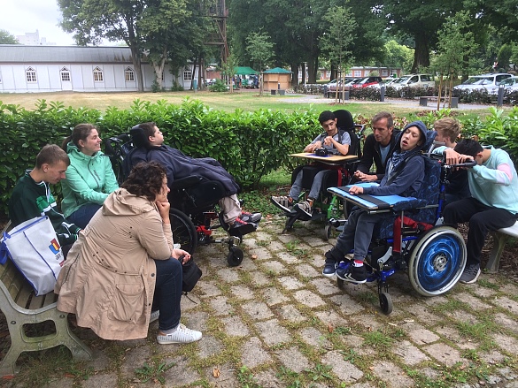 die ganze Klasse auf Spargeltour