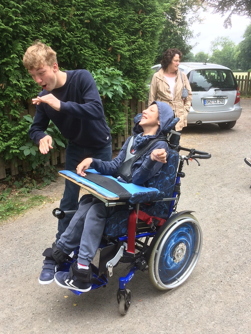 zwei Schüler bei einem Spiel unterwegs