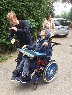 zwei Schüler bei einem Spiel unterwegs