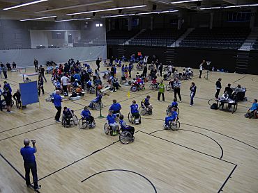 Überblick über die Spielfelder während des laufenden Turniers