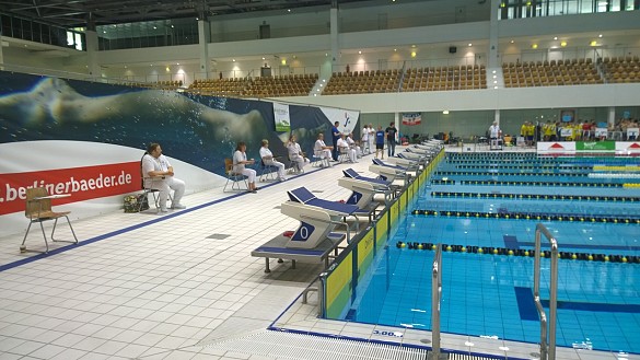 Schiedsrichter in der Schwimmhalle am Beckenende