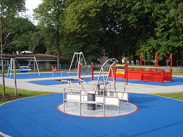 Der neue Schulhof mit vielen attraktiven Spielgeräten, die für Rollstuhlfahrende bestens geeignet sind und viel Abwechslung bieten.