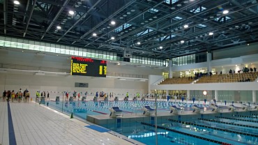 Foto von der Schwimmhalle mit Anzeigetafel