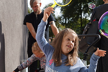 Mädchen erzeugt große Seifenblasen
