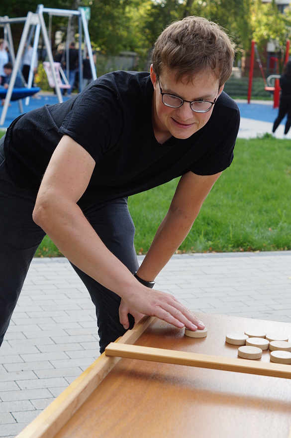 Mann beim Shuffleboard Spiel