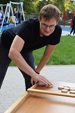 Mann beim Shuffleboard Spiel
