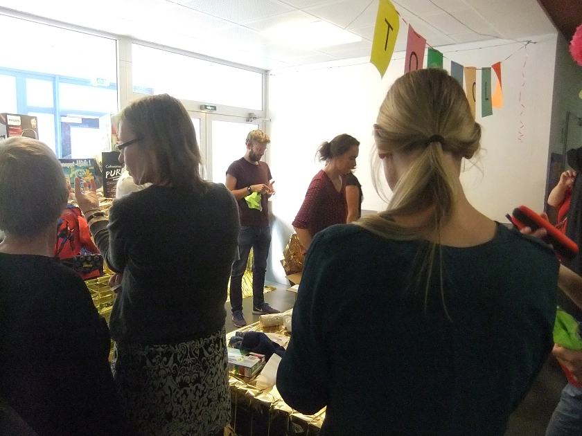 Gedränge an der Preisausgabe der Tombola.