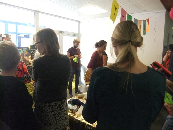 Gedränge an der Preisausgabe der Tombola.