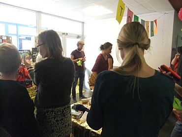 Gedränge an der Preisausgabe der Tombola.