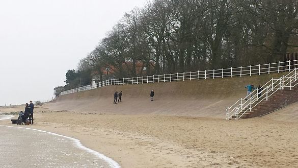 Schülerinnen und Schüler beim Spaziergang am Strand in Dangast