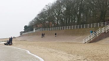 Schülerinnen und Schüler beim Spaziergang am Strand in Dangast
