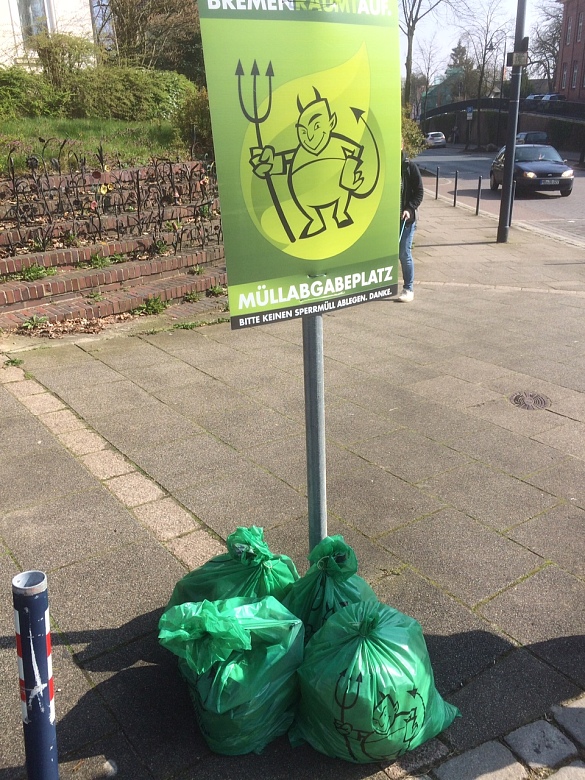 gesammelter Müll unter dem Schild mit dem Logo "Bremen räumt auf"