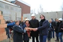 Foto von der Grundsteinlegung mit Frau Senatorin Bogedan