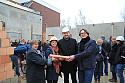 Foto von der Grundsteinlegung mit Frau Senatorin Bogedan