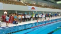 Mannschaften am Rand des Schwimmbeckens