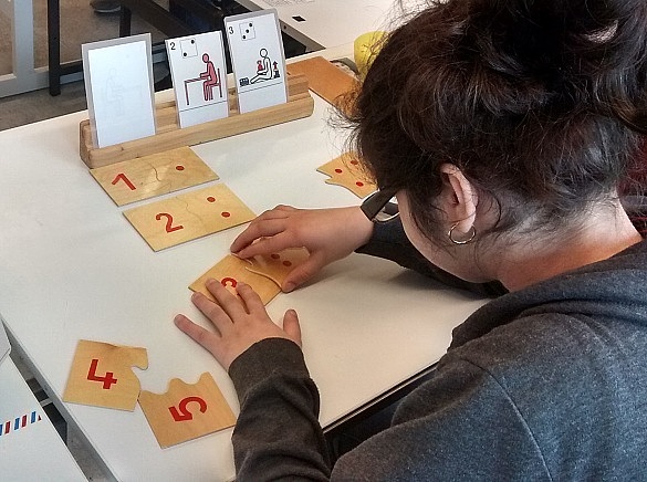 Schülerin bei der Handelnden Verbindung von Menge und Zahl